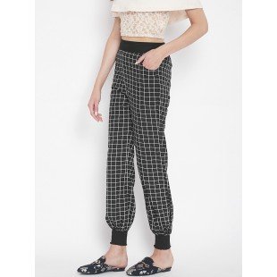 Women's black and wite plaid print jogger Women's black and wite plaid print jogger
